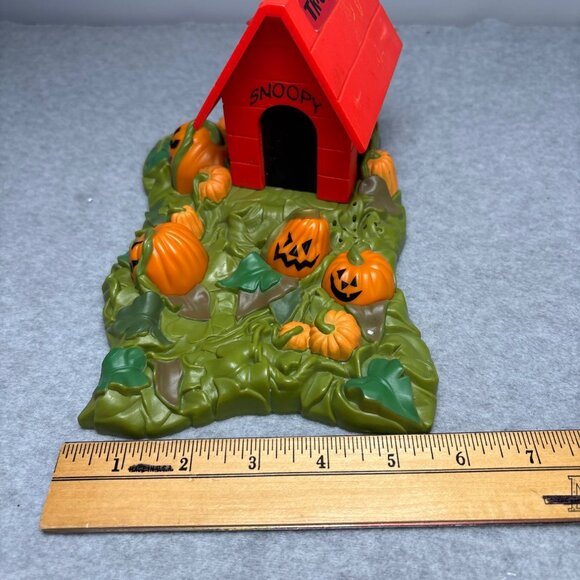 Vintage Peanuts Snoopy Halloween Doghouse Pumpkin Patch Display Figurine 2002 - Picture 10 of 13